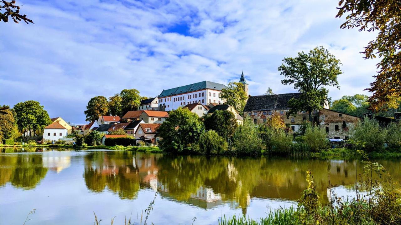 Hotel Artaban Zirovnice Bagian luar foto