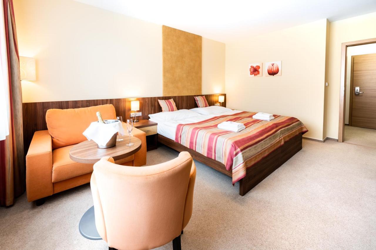 Hotel Artaban Zirovnice Bagian luar foto