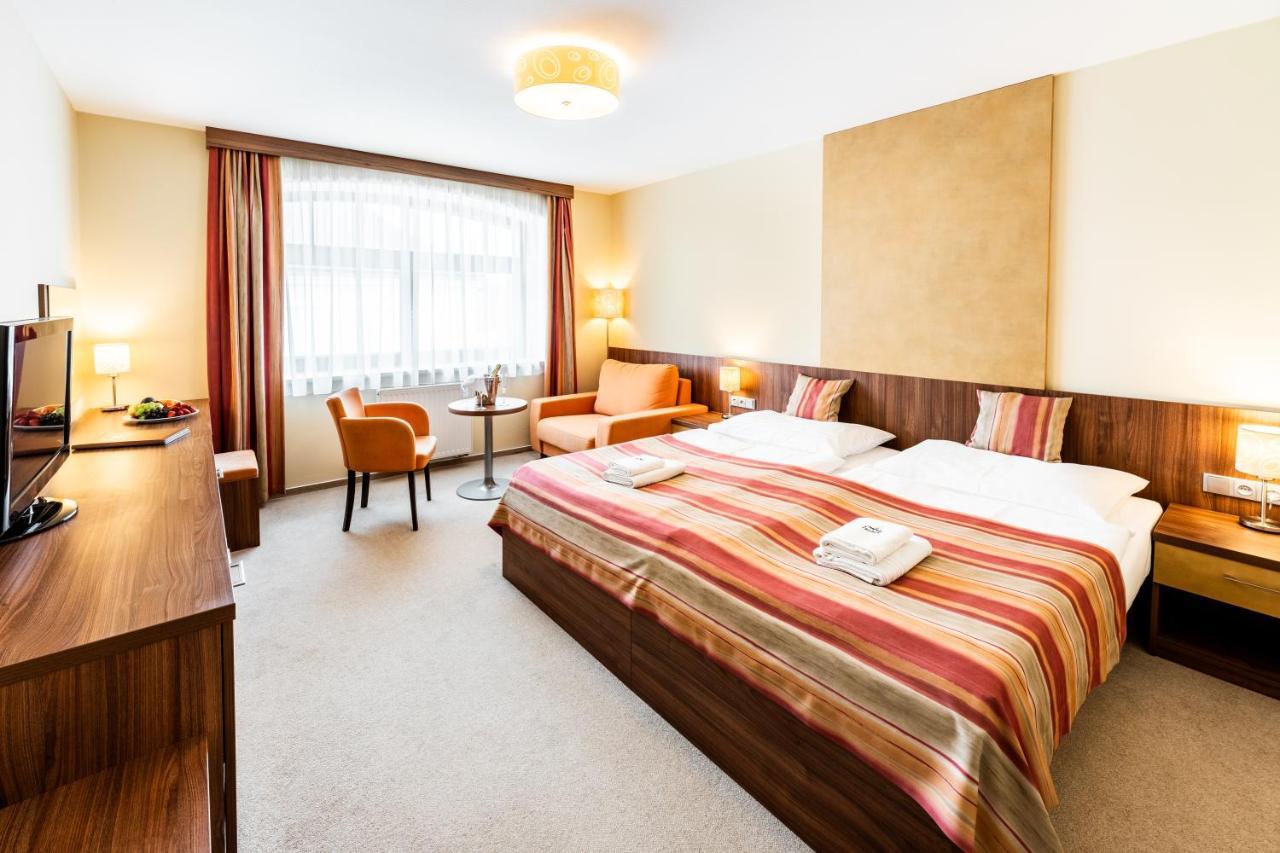 Hotel Artaban Zirovnice Bagian luar foto