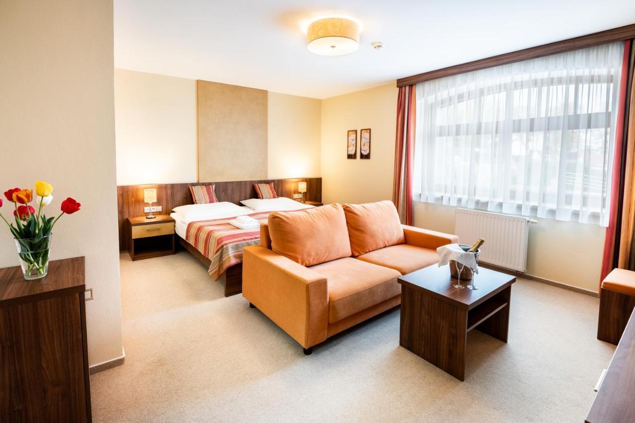 Hotel Artaban Zirovnice Bagian luar foto